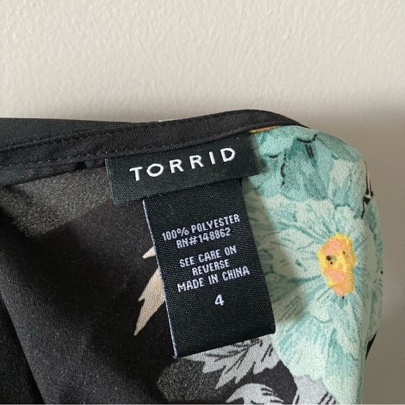 Torrid Black Floral Short Sleeve Button Down Blouse‎ 4X - Picture 4 of 5